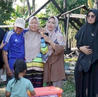 Ketua TP PKK Sidrap Kunjungi Korban Kebakaran di Desa Damai