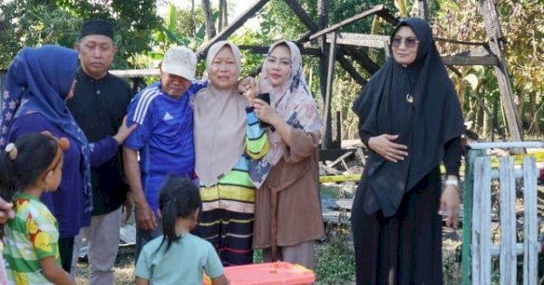 Ketua TP PKK Sidrap Kunjungi Korban Kebakaran di Desa Damai