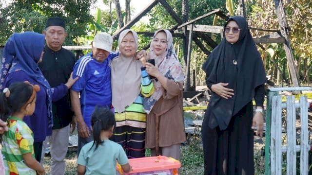 Ketua TP PKK Sidrap Kunjungi Korban Kebakaran di Desa Damai