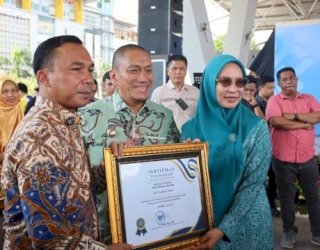 Bupati, Wabup, dan Ketua TP PKK Lutim Terima Penghargaan dari Menteri Pembangunan Keluarga