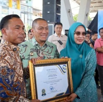 Bupati, Wabup, dan Ketua TP PKK Lutim Terima Penghargaan dari Menteri Pembangunan Keluarga