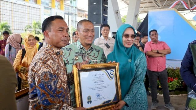 Bupati, Wabup, dan Ketua TP PKK Lutim Terima Penghargaan dari Menteri Pembangunan Keluarga