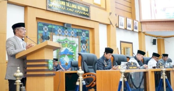 Hadir Di Sidang Paripurna DPRD Pangkep, Kepala Kemenag Pimpin Pembacaan Doa