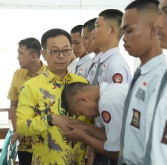 Bupati Soppeng Suwardi Apresiasi dan Serahkan Atribut Pakaian ke 73 Calon Anggota Paskibraka