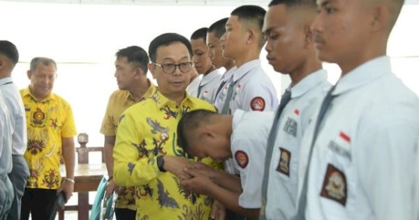 Bupati Soppeng Suwardi Apresiasi dan Serahkan Atribut Pakaian ke 73 Calon Anggota Paskibraka