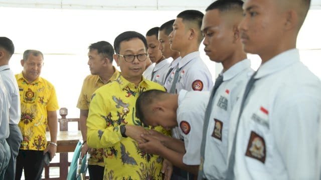 Bupati Soppeng Suwardi Apresiasi dan Serahkan Atribut Pakaian ke 73 Calon Anggota Paskibraka