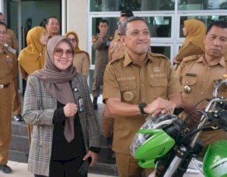 Bank Sulselbar Jeneponto Serahkan Mobil Sampah dan Motor Pengangkut Bibit
