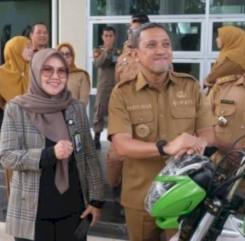 Bank Sulselbar Jeneponto Serahkan Mobil Sampah dan Motor Pengangkut Bibit