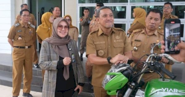 Bank Sulselbar Jeneponto Serahkan Mobil Sampah dan Motor Pengangkut Bibit