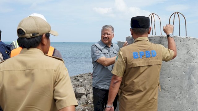 Bupati Irwan Tinjau Rehabilitasi Jalan Poros Ammani&ndash;Langnga dan Pembangunan Tanggul di Mattiro Sompe. (Foto: Hasanuddin CH)