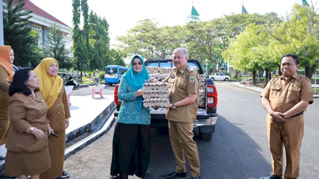 Bupati Irwan Hamid Serahkan Bantuan Intervensi Stunting ke TP PKK Pinrang.
