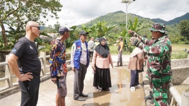 Pj Sekda Palopo Ilham Hamid bersama Ketua DPRD Palopo Darwis saat tinjau titik lokasi rawan banjir