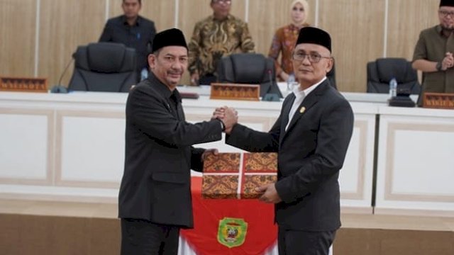 Pj Walikota Palopo, H Firmanza DP saat serahkan Ranperda Pertanggungjawaban Pelaksanaan APBD Kota Palopo Tahun Anggaran 2024 kepada Ketua DPRD Palopo Darwis