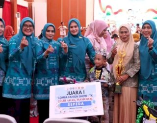 Ketua PKK Parepare Bangga, Fatih Rizqi Mubarak Juara Fashion Show TK di HAN Provinsi