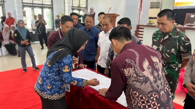 Bupati Syaharuddin Alrif Serahkan 310 SK Pengangkatan PPPK Pemkab Sidrap