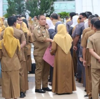 Bupati Ibas Sidak Apel Pagi, Puluhan Pegawai Terciduk Main HP hingga Duduk saat Sekda Beri Sambutan