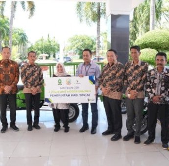 Bupati Sinjai Terima Bantuan Motor Bak Sampah dari Bank Sulselbar
