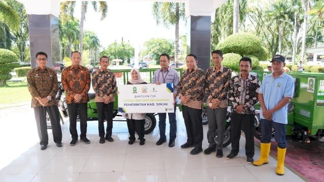 Bupati Sinjai Terima Bantuan Motor Bak Sampah dari Bank Sulselbar