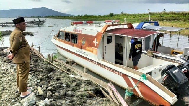 Bupati Lutim Ibas Tinjau Kondisi Ambulans Danau di Desa Bantilang