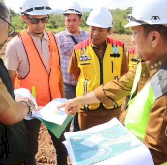 Bupati Irwan Tinjau Pembangunan Labkesmas di Malili, Target Rampung Tepat Waktu