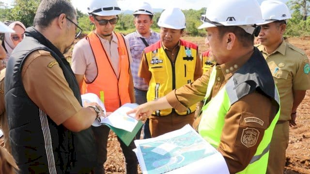 Bupati Irwan Tinjau Pembangunan Labkesmas di Malili, Target Rampung Tepat Waktu
