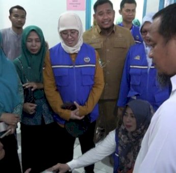 Gubernur Sulsel Andi Sudirman Pantau Pelayanan Kesehatan Bergerak di Pulau Sabutung Pangkep