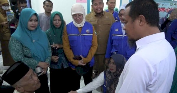 Gubernur Sulsel Andi Sudirman Pantau Pelayanan Kesehatan Bergerak di Pulau Sabutung Pangkep