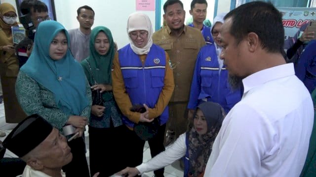 Gubernur Sulsel Andi Sudirman Pantau Pelayanan Kesehatan Bergerak di Pulau Sabutung Pangkep