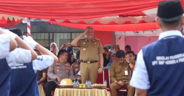 Bupati Irwan Apresiasi Antusias Peserta Gerak Jalan HUT RI ke-80 di Pinrang