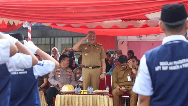 Bupati Irwan Apresiasi Antusias Peserta Gerak Jalan HUT RI ke-80 di Pinrang