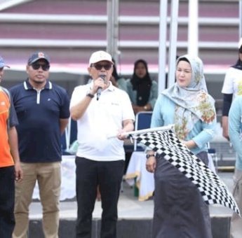 Semangat Merah Putih, Hasil Bumi Semarakkan Gerak Jalan Gapoktan HUT RI ke-80 di Soppeng