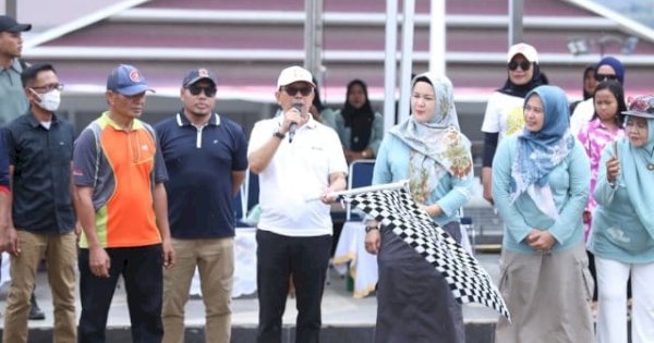 Semangat Merah Putih, Hasil Bumi Semarakkan Gerak Jalan Gapoktan HUT RI ke-80 di Soppeng