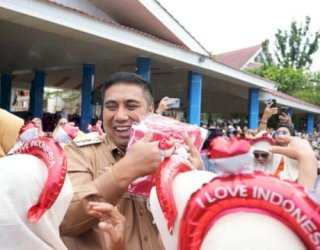 Bupati Chaidir Syam Bagikan 3.000 Bendera Merah Putih ke Warga Maros