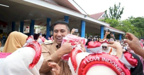 Bupati Chaidir Syam Bagikan 3.000 Bendera Merah Putih ke Warga Maros