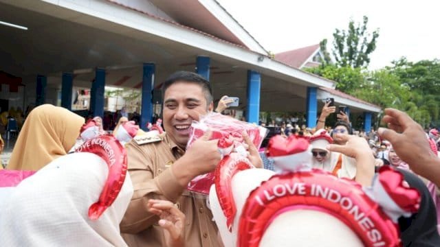 Bupati Chaidir Syam Bagikan 3.000 Bendera Merah Putih ke Warga Maros