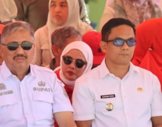 Semarak HUT RI ke-80 di Pinrang, Ribuan Peserta Gerak Jalan Disambut Bupati dan Wabup Irwan-Sudirman