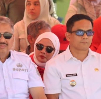 Semarak HUT RI ke-80 di Pinrang, Ribuan Peserta Gerak Jalan Disambut Bupati dan Wabup Irwan-Sudirman