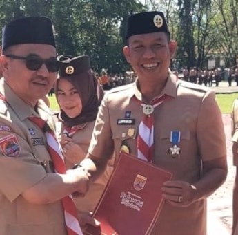 Wabup Sinjai Terima Tanda Penghargaan Gerakan Pramuka Lencana Pancawarsa III
