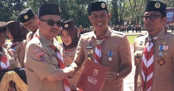 Wabup Sinjai Terima Tanda Penghargaan Gerakan Pramuka Lencana Pancawarsa III