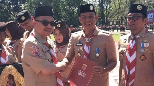 Wabup Sinjai Terima Tanda Penghargaan Gerakan Pramuka Lencana Pancawarsa III