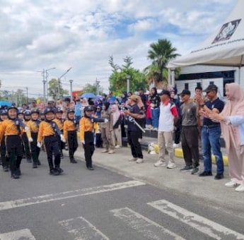 Bunda PAUD Suarni Suwardi Semangati Gerak Jalan Balita dan SD Se-Kecamatan Lalabata