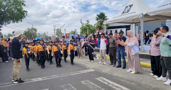 Bunda PAUD Suarni Suwardi Semangati Gerak Jalan Balita dan SD Se-Kecamatan Lalabata
