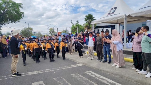 Bunda PAUD Suarni Suwardi Semangati Gerak Jalan Balita dan SD Se-Kecamatan Lalabata