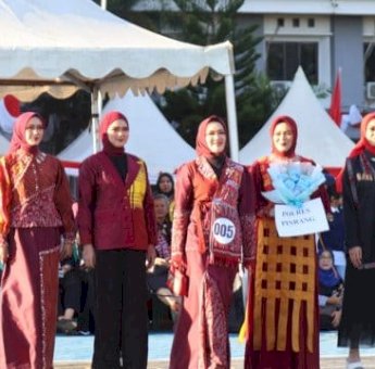 Perdana Digelar, Bintang Fashion Street Angkat Kain Tenun Khas Pinrang