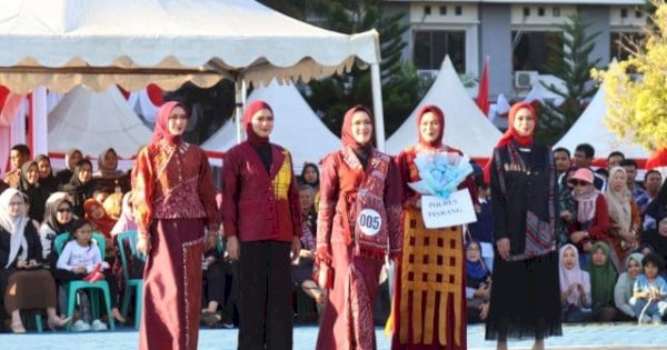 Perdana Digelar, Bintang Fashion Street Angkat Kain Tenun Khas Pinrang