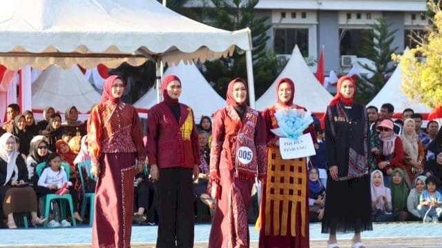 Perdana Digelar, Bintang Fashion Street Angkat Kain Tenun Khas Pinrang
