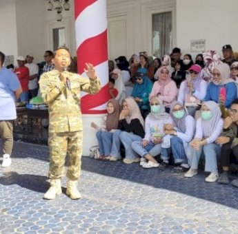 Warga Padati Rujab Bupati Sidrap, Saksikan Penampilan Peserta Gerak Jalan, HUT RI ke-80