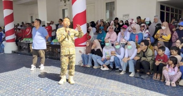 Warga Padati Rujab Bupati Sidrap, Saksikan Penampilan Peserta Gerak Jalan, HUT RI ke-80