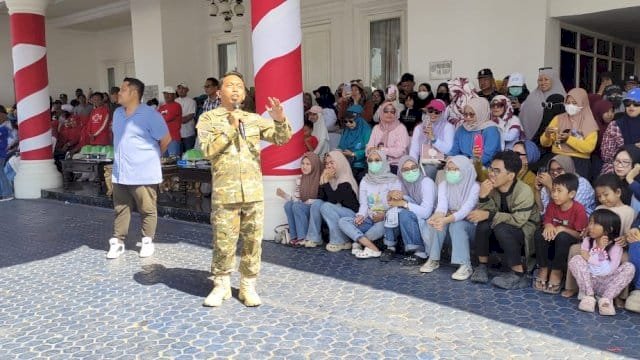 Warga Padati Rujab Bupati Sidrap, Saksikan Penampilan Peserta Gerak Jalan, HUT RI ke-80
