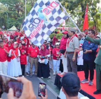 Gubernur Sulsel Lepas Puluhan Ribu Peserta Jalan Sehat dan Kirab Karnaval HUT ke-80 RI